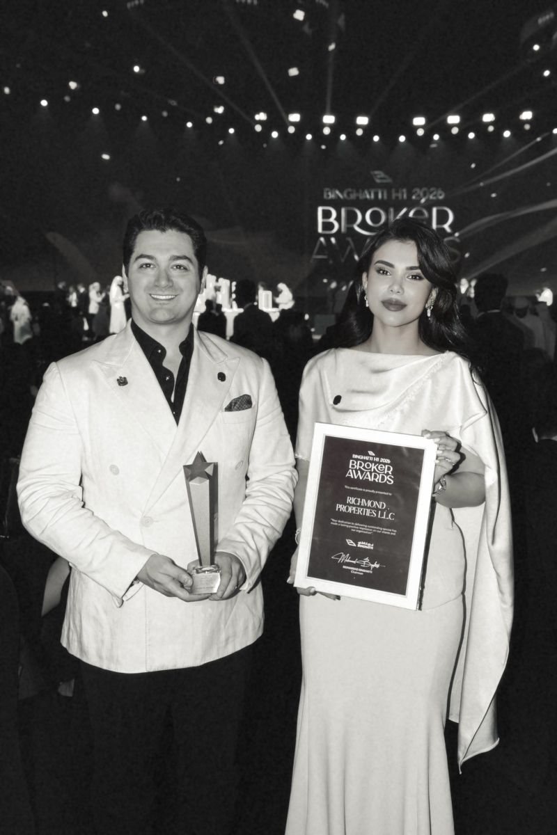 Il team Richmond Properties durante una premiazione